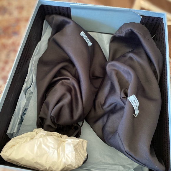 Gorgeous Red triple strap Prada pump - Picture 3 of 8